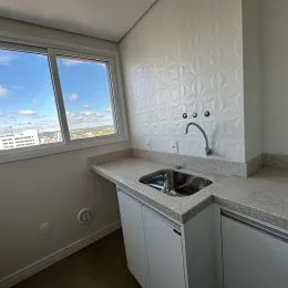 Vista externa visível através de uma janela interna.