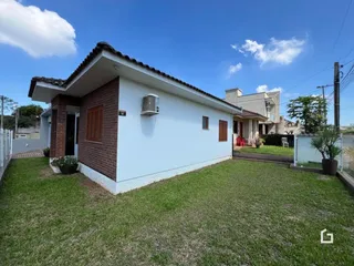 Fachada de uma casa em Lajeado, Brasil, com jardim gramado.