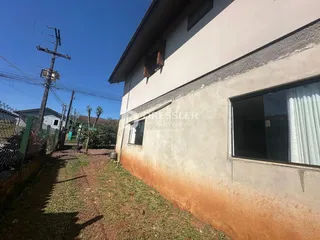 Fachada de uma residência em Lajeado, Brasil, com cerca e área verde ao redor.