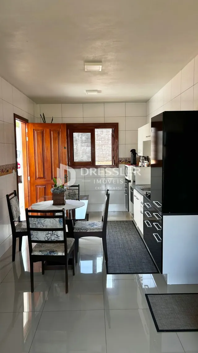 Ambiente de jantar com piso de cerâmica e portas de madeira na residência.