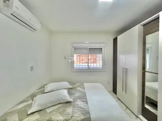 Quarto com cama e guarda-roupa em um apartamento.