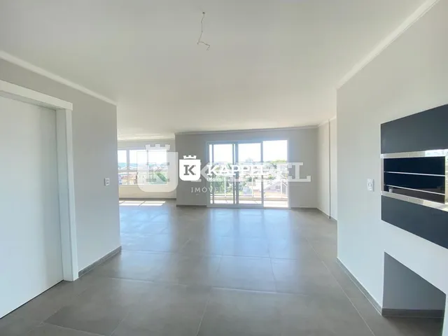Ambiente interno com paredes brancas e piso claro.