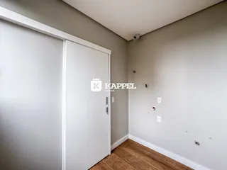 Foto de um corredor interno com paredes cinzas e piso de madeira.