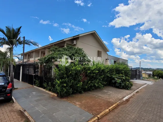 Fachada de uma residência em Lajeado, Brasil, com cerca e vegetação.