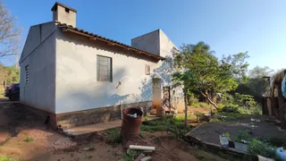 Fachada de uma casa simples em Lajeado, Brasil, com paredes de reboco claro.
