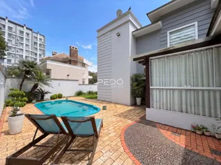 Foto da piscina e área externa de uma residência em Lajeado.