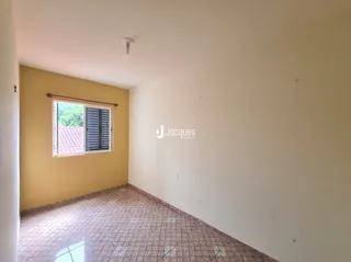 Vista interna de um corredor com piso de cerâmica no imóvel.
