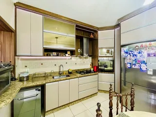 Foto de uma cozinha moderna com armários e bancadas em Lajeado.