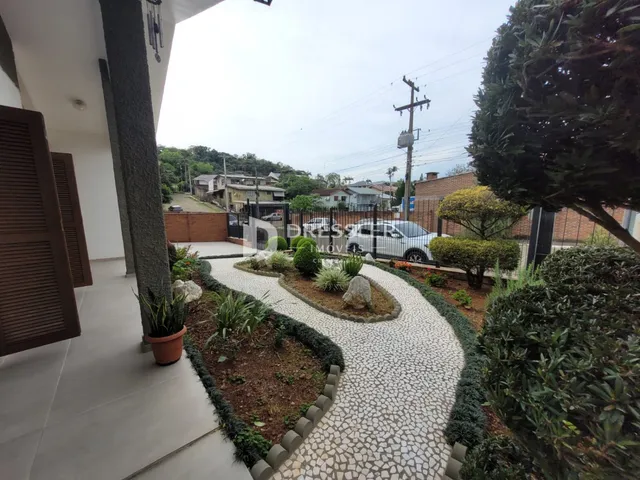 Exterior da residência em Lajeado, Brasil, mostrando o jardim e a entrada.