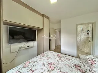 Interior de um quarto com armários embutidos e cama