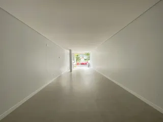 Corredor interno de uma residência em Lajeado, Brasil.