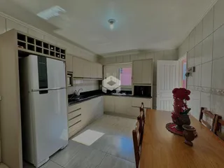 Foto de uma cozinha com armários e eletrodomésticos em Lajeado, Brasil.
