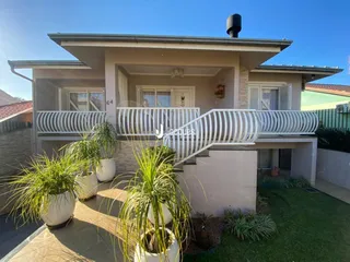 Fachada de uma casa em Lajeado, Brasil, com varanda e jardim.