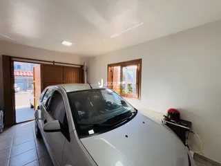Vista interna de uma área com porta de entrada para o exterior.