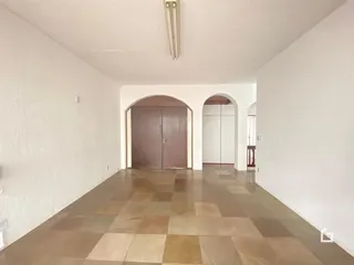 Corredor interno de uma residência com piso de ladrilhos em Lajeado.