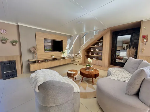 Sala de estar moderna com sofá e decoração de madeira.