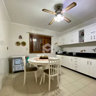 Foto de uma sala de jantar com cozinha em um imóvel no Brasil.