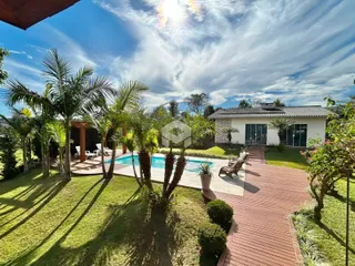 Vista externa de uma propriedade com piscina e jardim em Lajeado.
