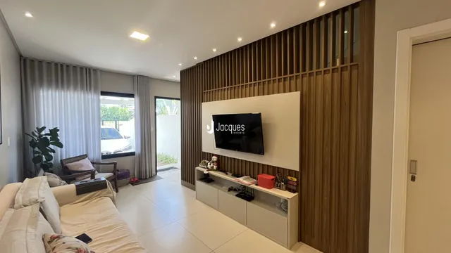 Quarto moderno com luz natural e decoração de madeira.