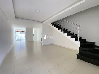 Hall de entrada com escadaria em um imóvel.