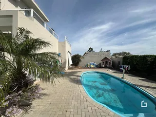 Vista externa de um imóvel com piscina e área de lazer em Lajeado.