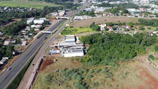 Vista aérea de uma propriedade com áreas verdes e infraestrutura rodoviária na região de Lajeado.