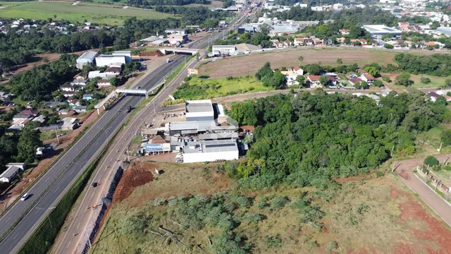 Vista aérea de uma propriedade com áreas verdes e infraestrutura rodoviária na região de Lajeado.