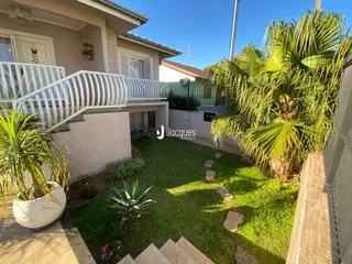 Vista externa de uma residência com jardim e sacada em Lajeado, Brasil.