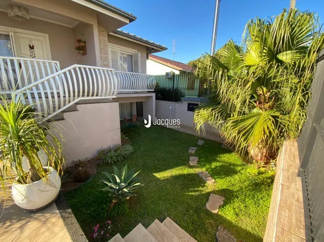 Vista externa de uma residência com jardim e sacada em Lajeado, Brasil.