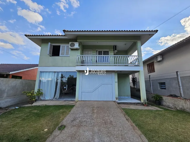 Fachada de residência em Lajeado, Brasil, com garagem e varanda.
