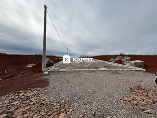 Vista externa de um terreno com cascalho e terra.