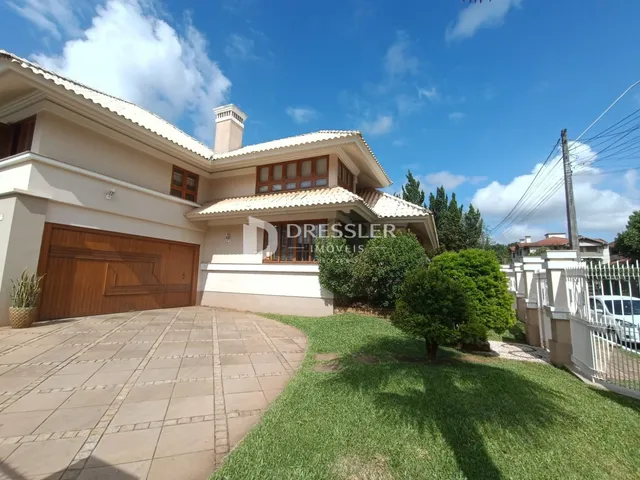 Fachada de uma casa residencial em Lajeado, Brasil, com jardim e garagem.
