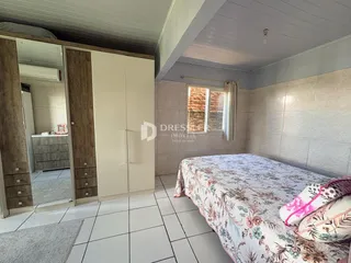Quarto com cama e armários em um imóvel no Brasil.
