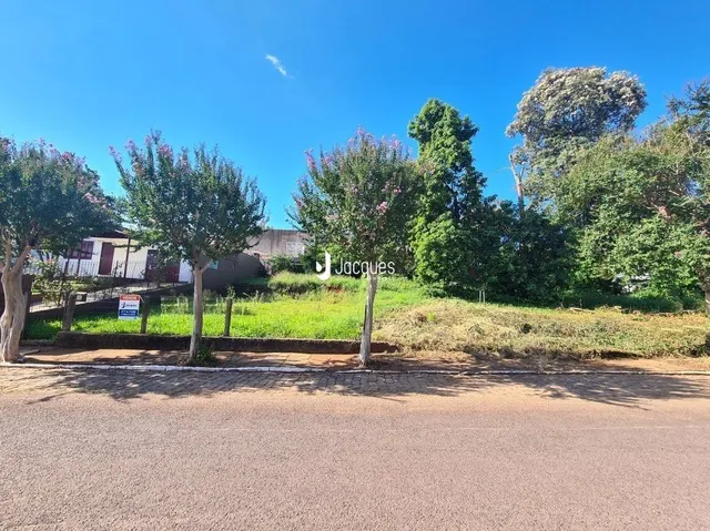 Vista da propriedade com vegetação e estrada.
