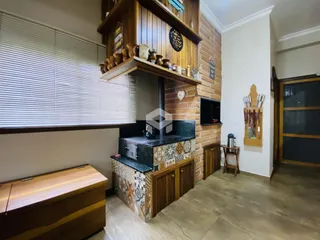 Interior de uma sala com detalhes em tijolo aparente e móveis de madeira.