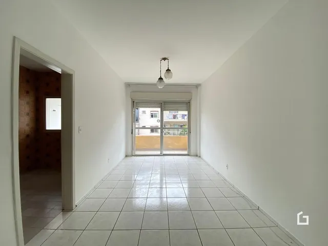 Hall de entrada com piso de cerâmica claro.
