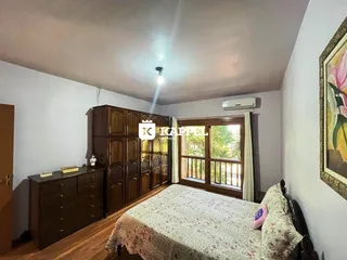 Quarto com cama e armário de madeira em um apartamento.