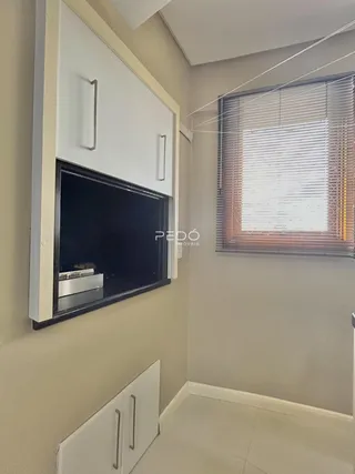 Uma vista interna de uma sala com lareira e janela.