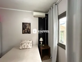 Foto de um quarto com cama e janela em um imóvel.