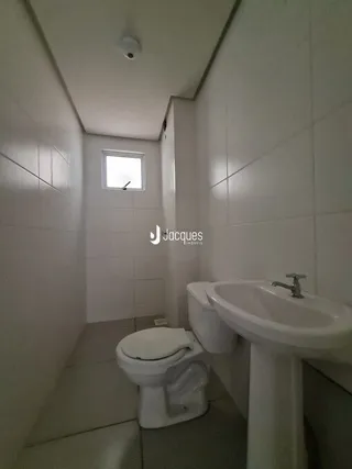 Foto de um banheiro interno em uma residência.
