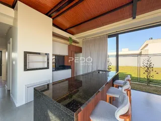 Vista da cozinha e sala de estar com grande janela.