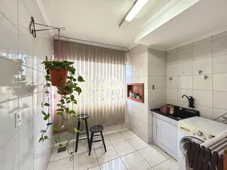 Interior de um cômodo com piso de cerâmica e paredes brancas.