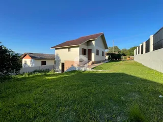 Fachada de uma casa em Lajeado, Brasil, com jardim gramado.