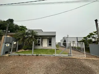 Fachada de uma residência em Lajeado, Brasil, com jardim frontal e cerca.