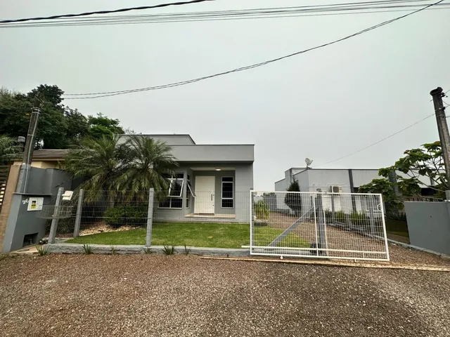 Fachada de uma residência em Lajeado, Brasil, com jardim frontal e cerca.