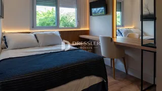 Quarto com cama e janela em ambiente interno.