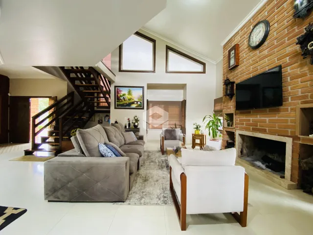 Sala de estar com lareira e decoração moderna em imóvel no Brasil.