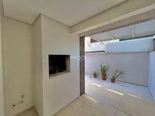 Interior de uma sala com parede de destaque e acesso a uma área externa.
