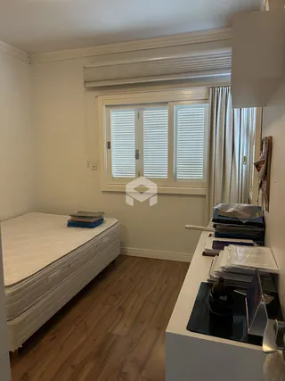 Quarto com cama e janela em um imóvel no Brasil.