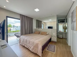 Quarto espaçoso com vista para o exterior e janela ampla.